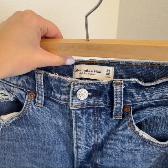 Abercrombie & Fitch High Rise 9” Inseam Denim Shorts Medi Wash Raw Hem Size 24 - Picture 4 of 8